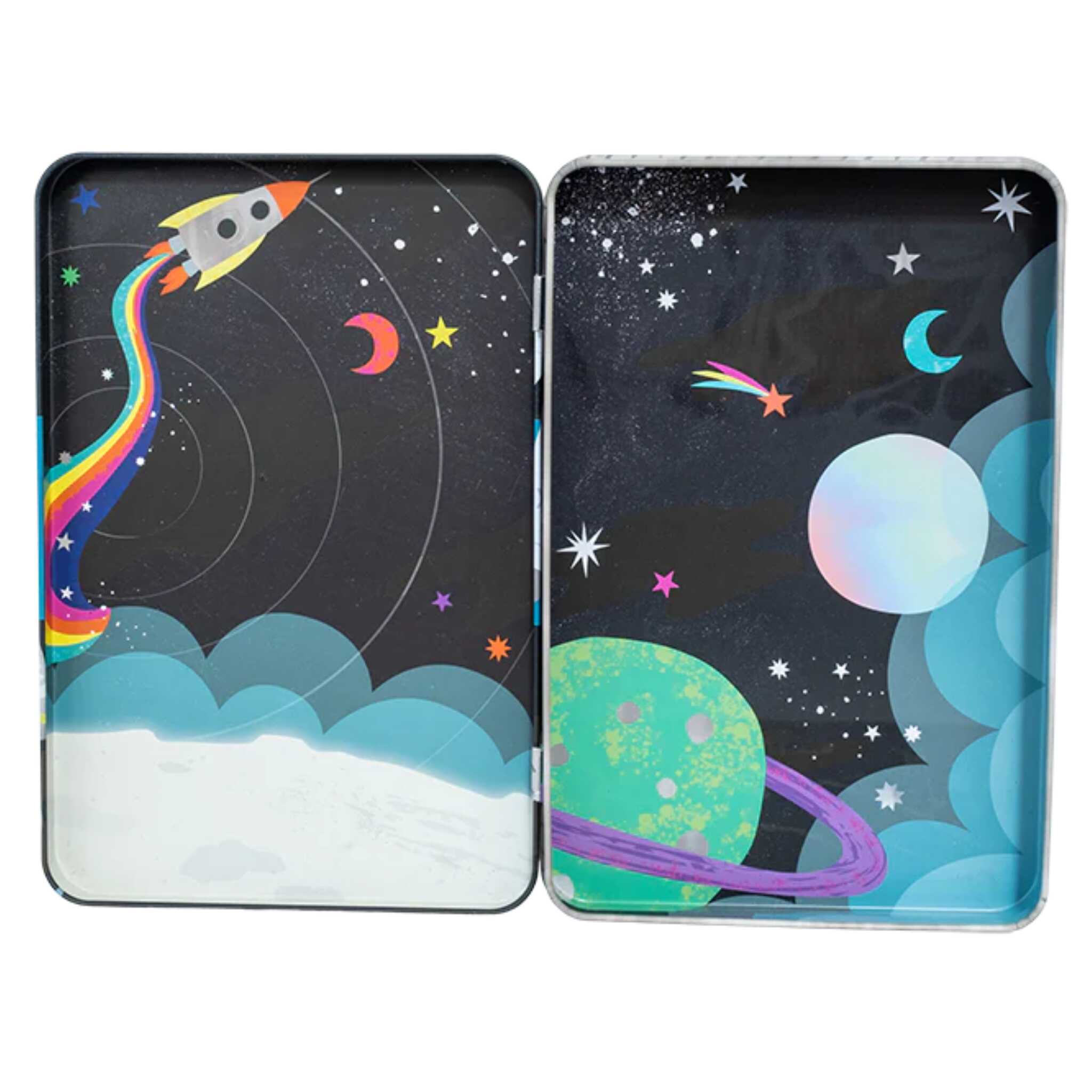 Introducing the Space Magnetic Playtime by Floss & Rock: This vibrant tin showcases a colorful cosmic theme. On the left, a rocket leaves behind a rainbow trail as it journeys among planets, stars, and swirling galaxies. On the right, discover a turquoise planet with a purple ring accompanied by a shooting star, all designed using recycled materials.